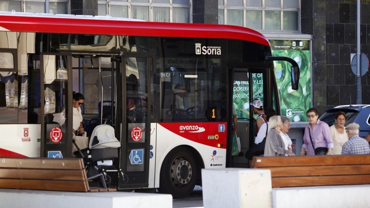 El autobús urbano en Mariano Granados.-Mario Tejedor