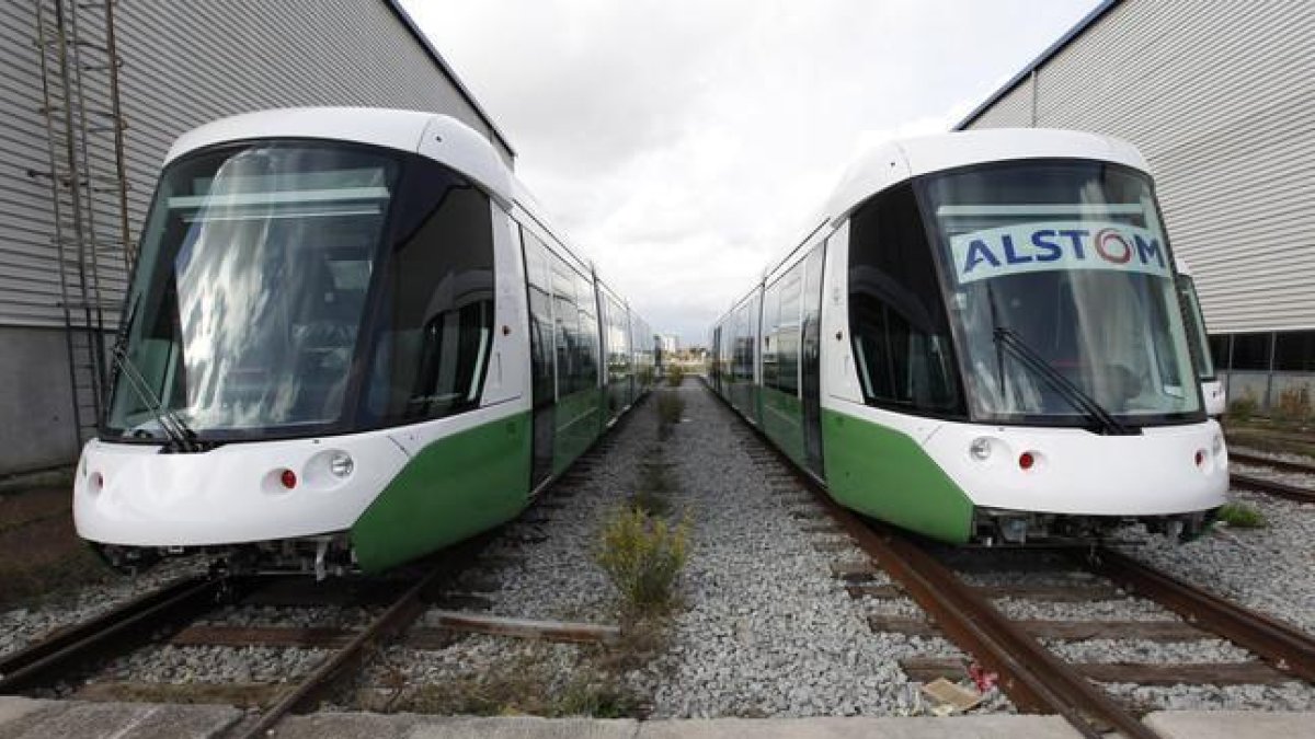 Dos trenes listos para funcionar en la planta de Alstom en Santa Perpètua de Mogoda.-ARCHIVO / JOSEP GARCÍA