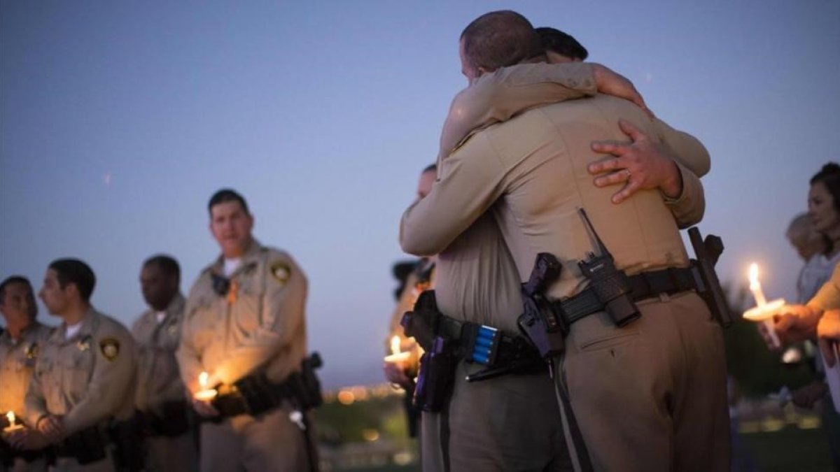 Agentes de policía que formaron parte del dispositivo de Las Vegas, en un acto conmemorativo.-AFP / DREW ANGERER