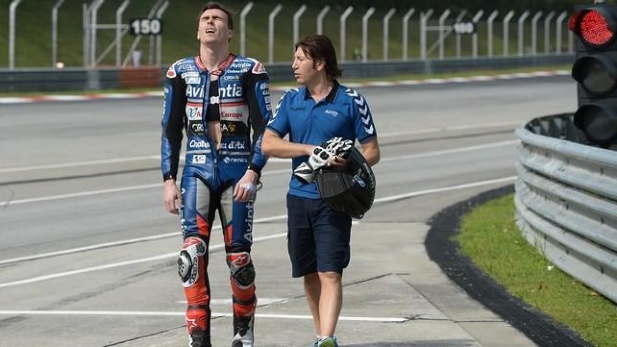 El piloto de Ducati Loris Baz, tras la caída producida en el test de Sepang.-AFP / MOHD RASFAN