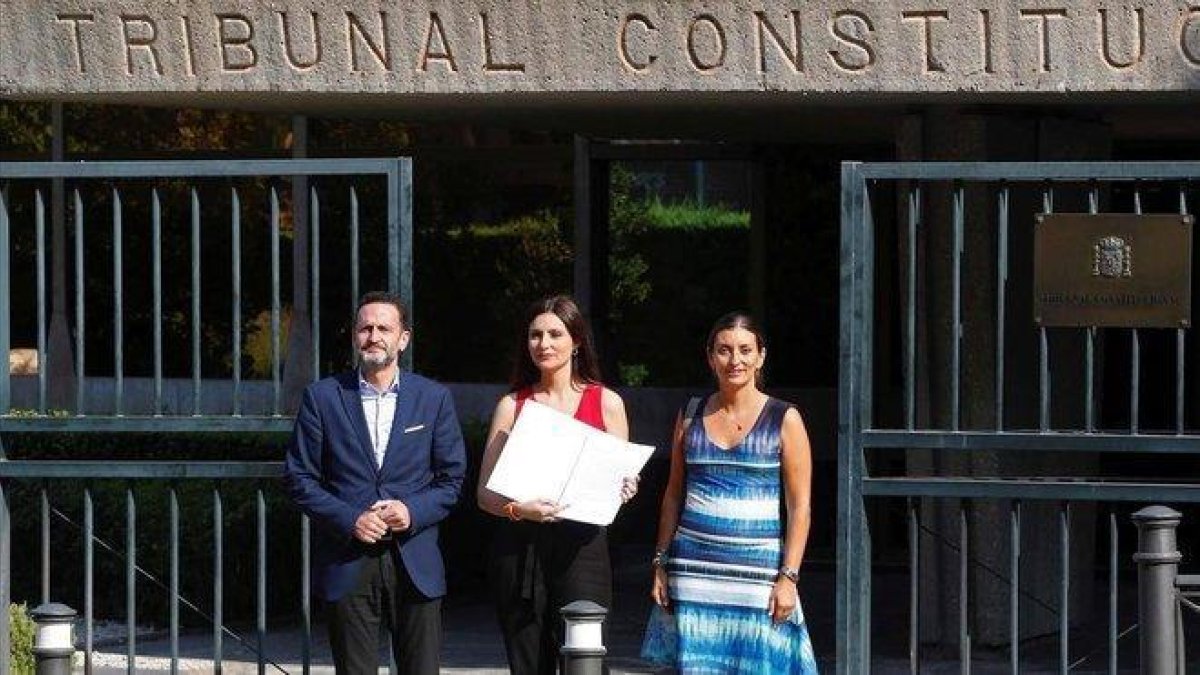La portavoz nacional de Ciudadanos, Lorena Roldan, y los diputados Edmundo Bal y Sara Giménez, este miércoles en el Constitucional-EFE (PACO CAMPOS)