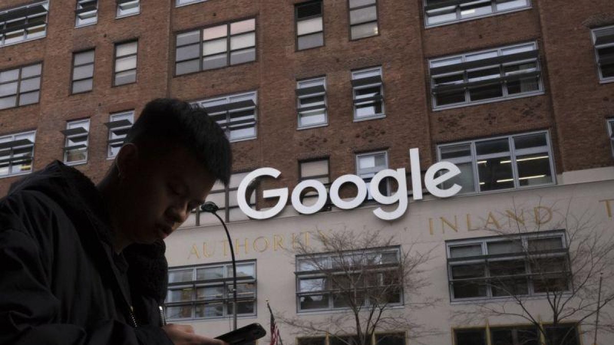 Un hombre utiliza un móvil ante unas oficinas de Google en Nueva York.-AP
