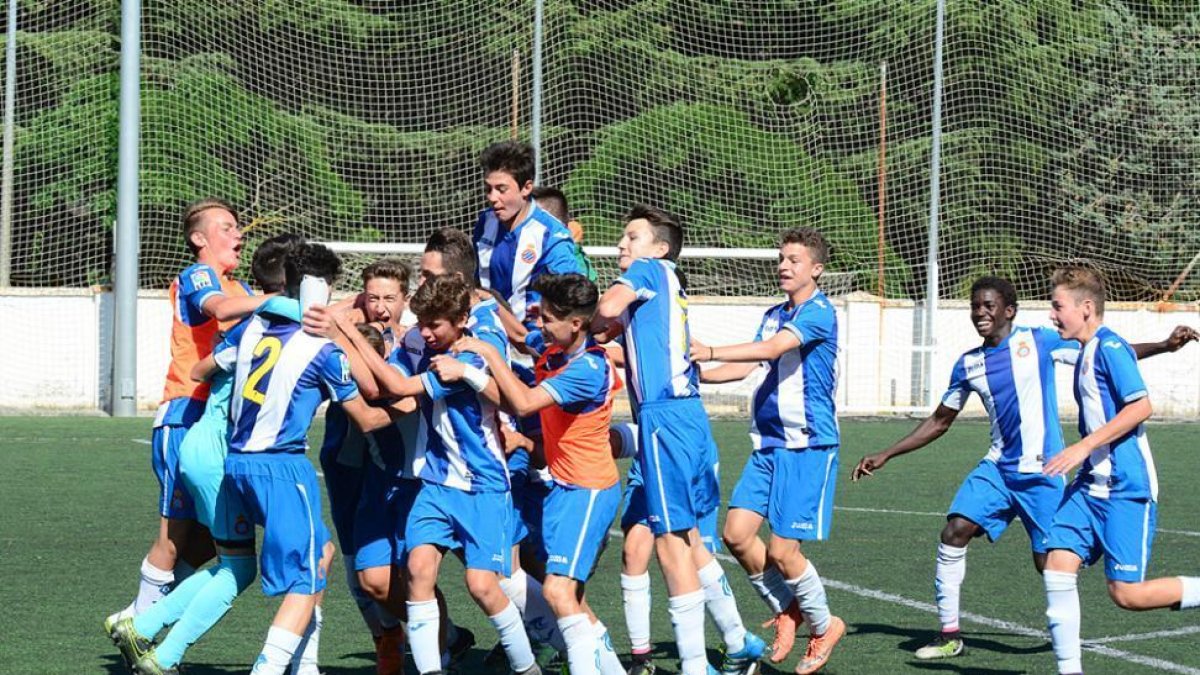 Varios jóvenes durante un torneo disputado en la capital.-ÁLVARO MARTINEZ