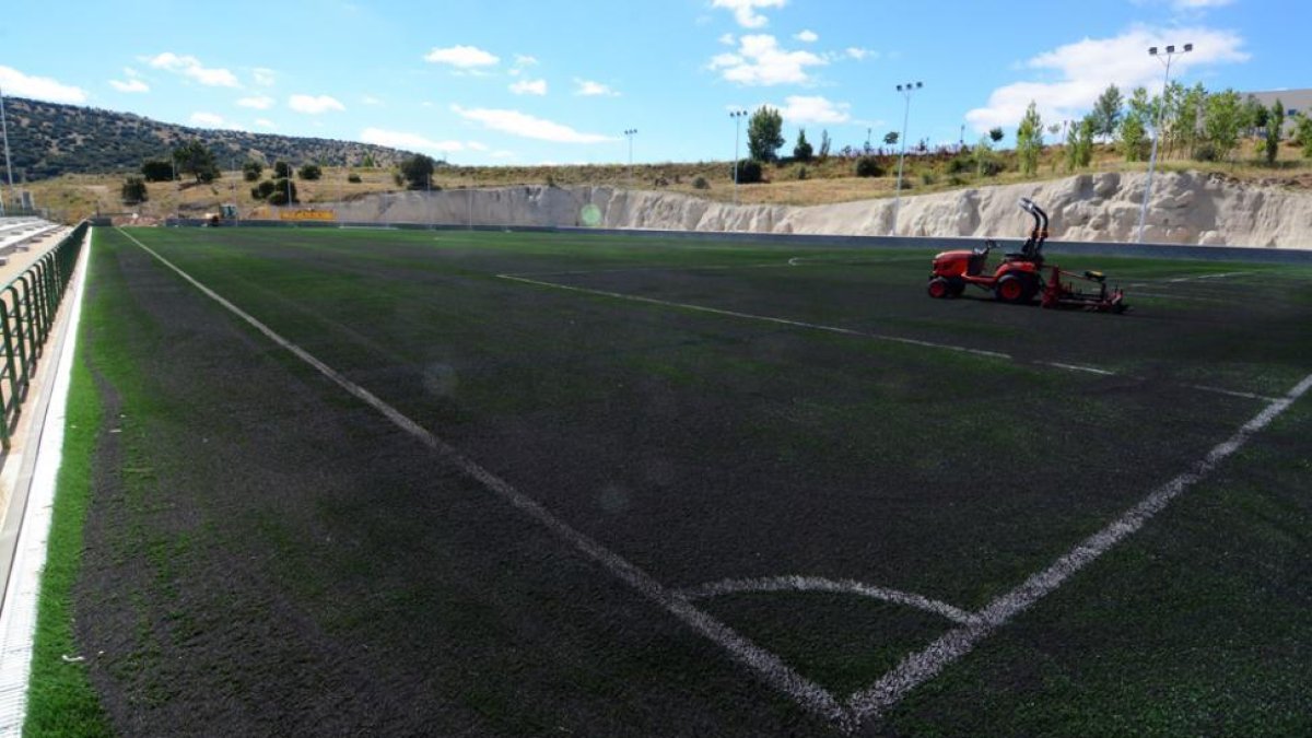Nuevo campo de hierba artificial en Los Pajaritos.-ÁLVARO MARTINEZ