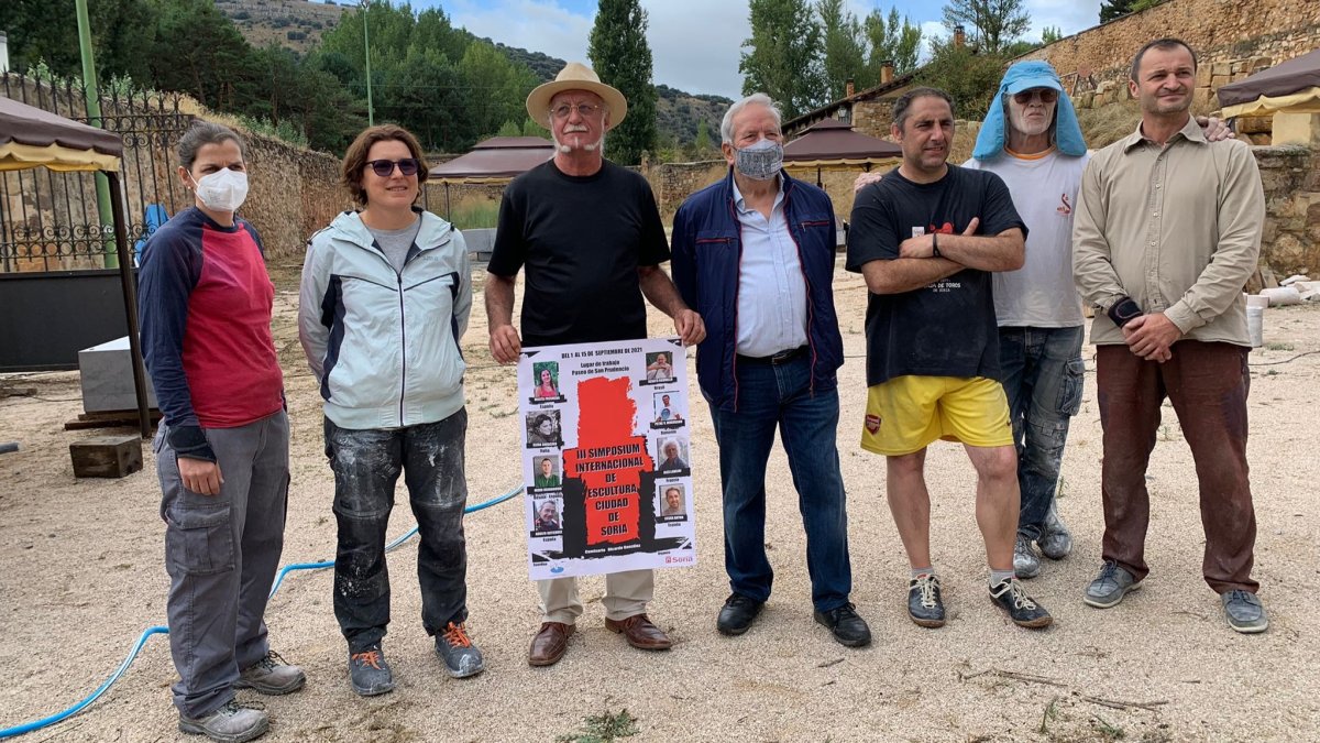 Algunos de los escultores junto al coordinador y el concejal Jesús Bárez.-HDS