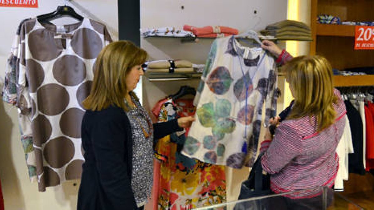 Una clienta mira vestidos en una tienda de Soria. / ÁLVARO MARTÍNEZ-