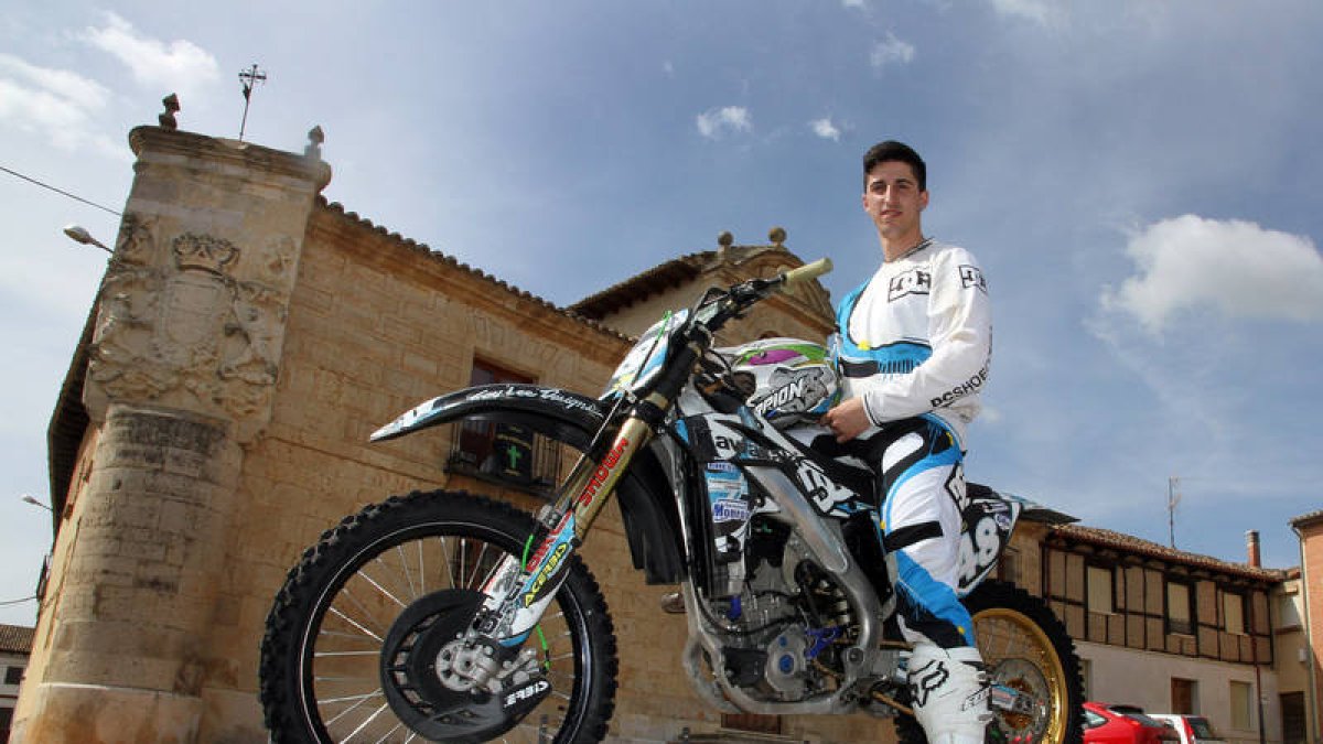 El motociclista de motocross Jorge Prieto en Osorno (Palencia). Campeón en el Campeonato de CyL MX2 y tercero en el Camponato de CyL MX Open. Brágimo / ICAL -