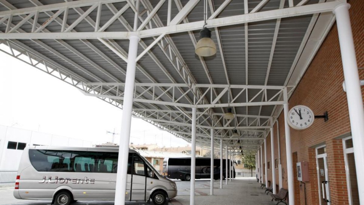 Edificio de la estación de autobuses al que se trasladará el juzgado de El Burgo.-LUIS ÁNGEL TEJEDOR
