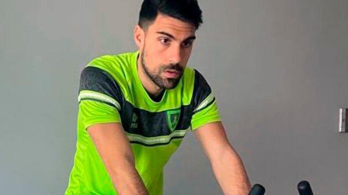 Borja López entrenando en su casa debido al confinamiento de la plantilla del Numancia.