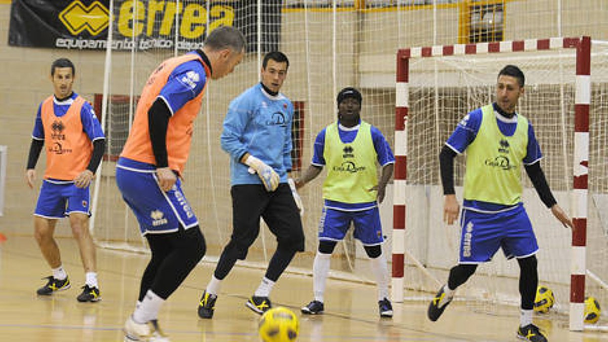 Los jugadores del Numancia tuvieron que entrenar bajo cubierto. / VALENTÍN GUISANDE-
