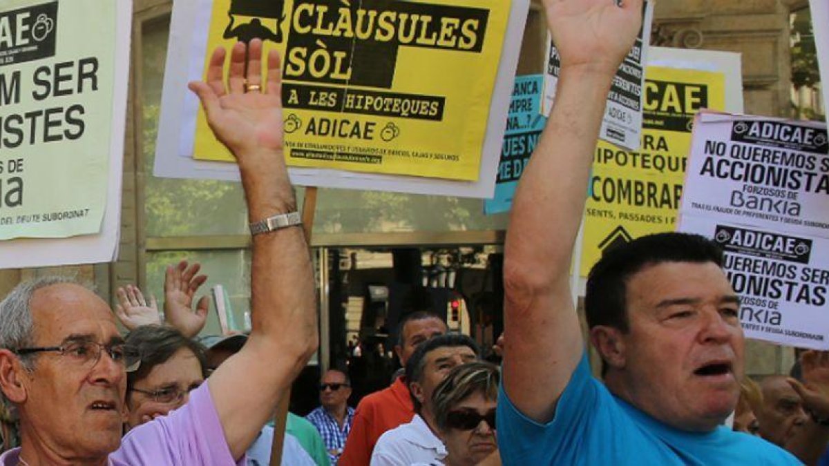 Protesta por las cláusulas suelo en Barcelona.-ARCHIVO / RICARD CUGAT