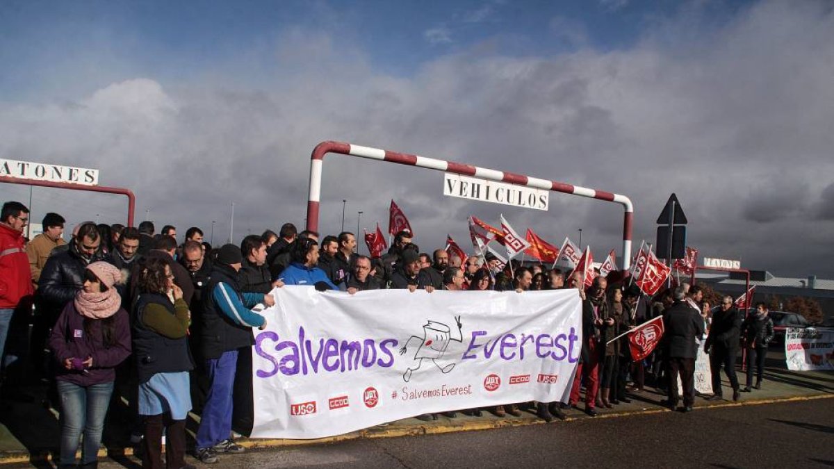 Los trabajadores de la editorial leonesa Everest se concentra para reclamar soluciones a la complicada situación de la compañía-Ical