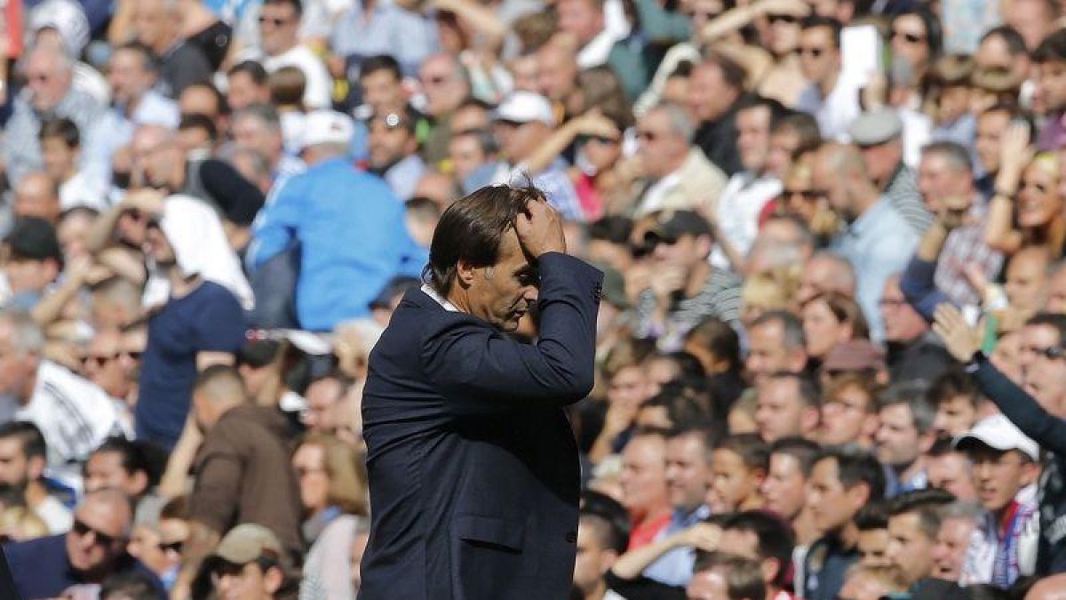 Lopetegui se lamenta durante el partido ante el Levante.-AP