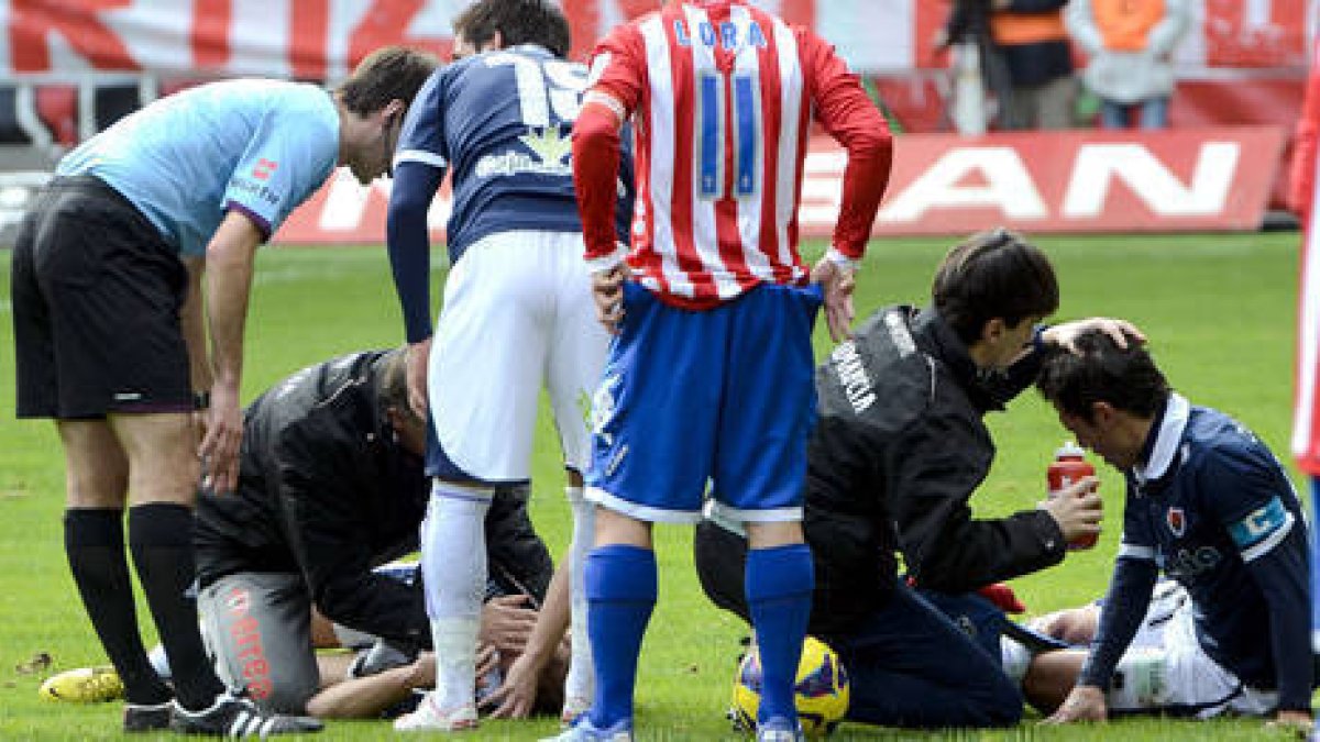 Adrián Ripa cayó lesionado en el transcurso del encuentro ante el Sporting. / ÁREA 11-