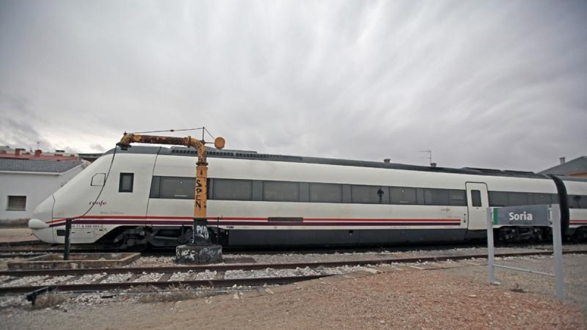 Imagen de archivo de uno de los trenes que hace la línea Madrid-Soria, estacionado en El Cañuelo.-HDS