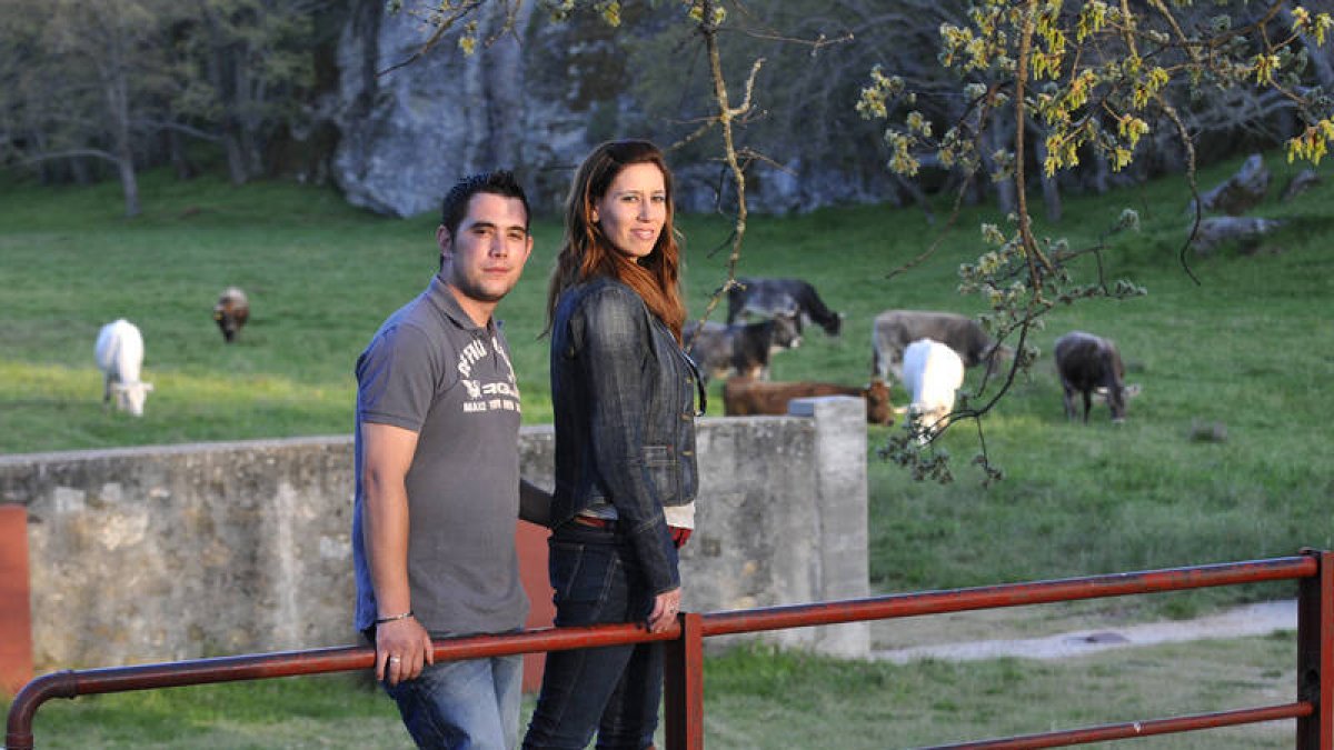 Ana y Christian en Valonsadero, junto a los corrales. / ÁLVARO MARTÍNEZ-