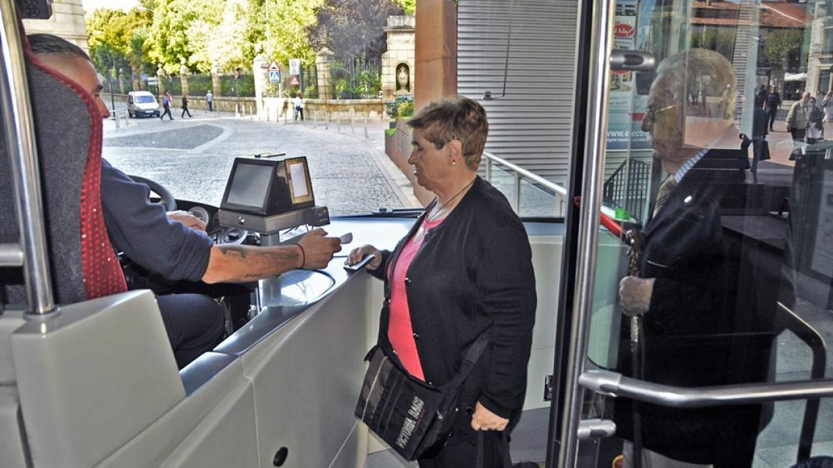 Usuarios del autobús urbano.-Valentín Guisande