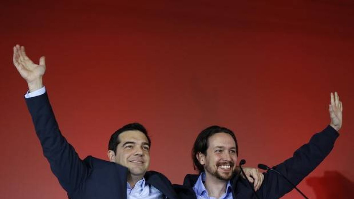 El líder del partido griego Syriza, Alexis Tsipras, junto con el líder de Podemos, Pablo Iglesias.-YANNIS Foto: BEHRAKIS / REUTERS