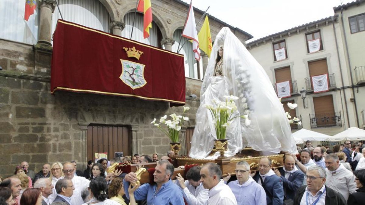 La Virgen de los Remedios procesionó cubierta por un plástico para evitar que se mojara con la lluvia.-L.A.T.