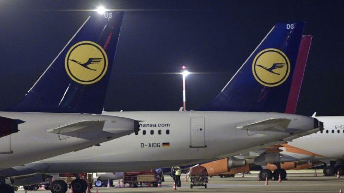 Aviones de Lufthansa en tierra por la huelga de pilotos en el aeropuerto de Hamburgo.-AXEL HEIMKEN / EFE