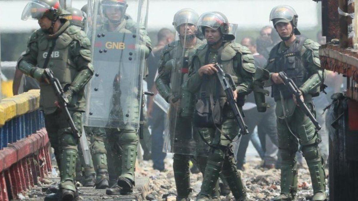 Miembros de la Guardia Nacional Bolivariana montan guardia en la frontera entre Colombia y Venezuela.-EFE / MAURICIO DUENAS CASTANEDA