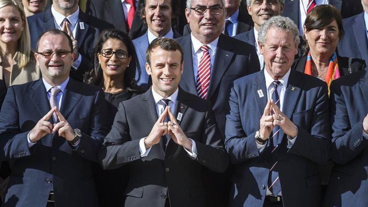 l presidente galo, Emmanuel Macron (c), posa para una foto con los miembros de la comisión de evaluación del Comité Olímpico Internacional (COI) tras una reunión en París (Francia) hoy, 16 de mayo de 2017.-EFE