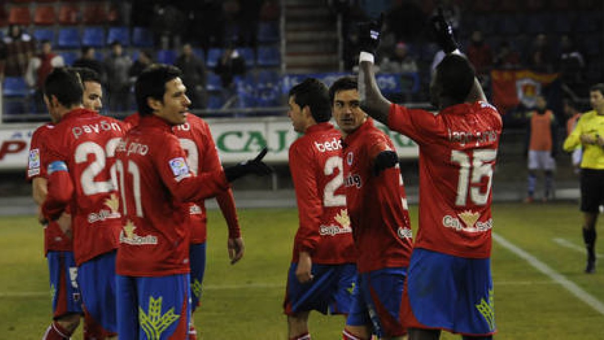 Los jugadores del Numancia entrenaron ayer bajo la nieve. / ÚRSULA SIERRA-
