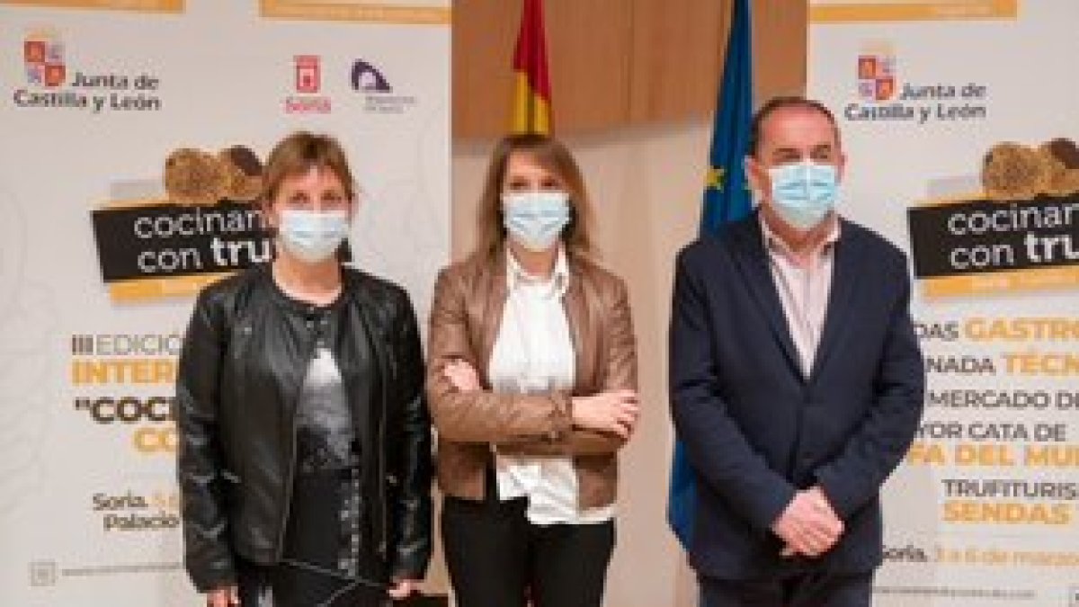 Rocío Lucas junto a Benito Serrano y Yolanda Santos, en la presentación de la III edición del concurso. GONZALO MONTESEGURO