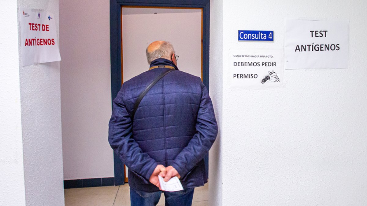 Una persona espera en el Virgen del Mirón para realizarse un test de antígenos - MARIO TEJEDOR