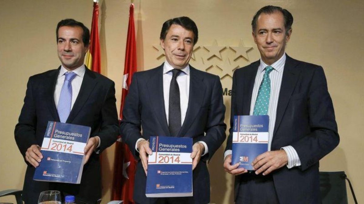 Enrique Ossorio (derecha), en una imagen de archivo, junto al entonces presidente de la Comunidad de Madrid, Ignacio González, y Salvador Victoria.-EFE / CARLOS IGLESIAS