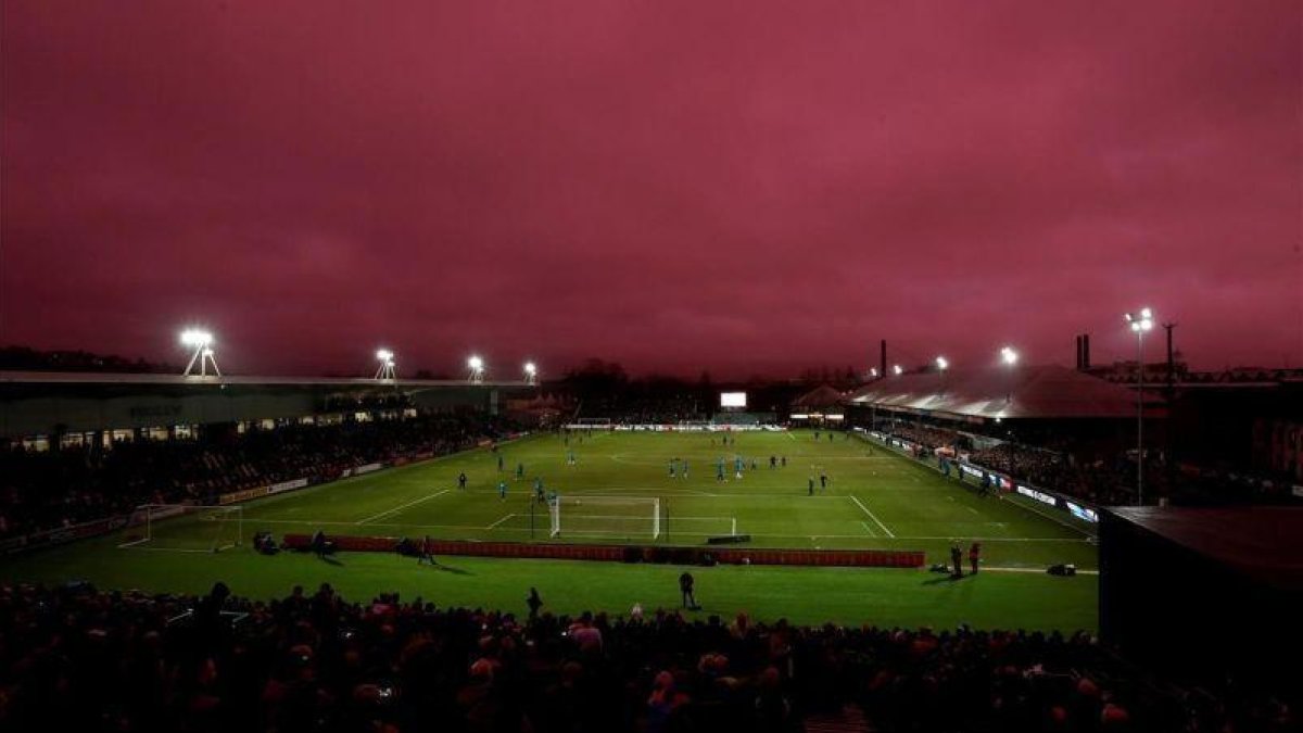 El cielo se vuelve lila durante un partido del Tottenham en Gales.-MATTHEW CHILDS