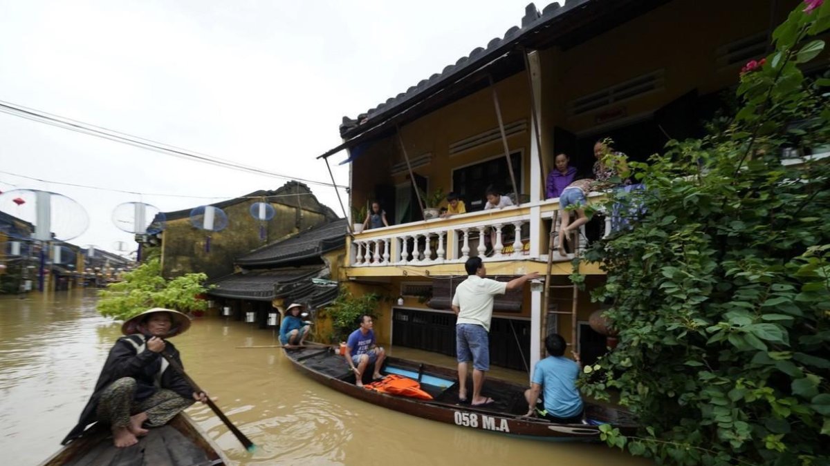 Las inundaciones que ha provocado el tifón Damrey en la ciudad turística de Hoi An, en la costa central de Vietnam /-AFP / STR (AFP)
