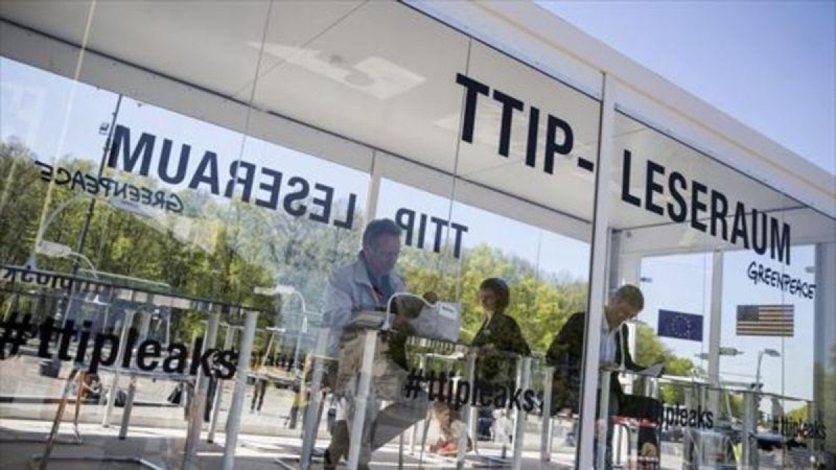 Sala de lectura de documentos del TTIP filtrados por Greenpeace, instalada en Berlín, el pasado 2 de mayo.-EFE / KAY NIETFELD