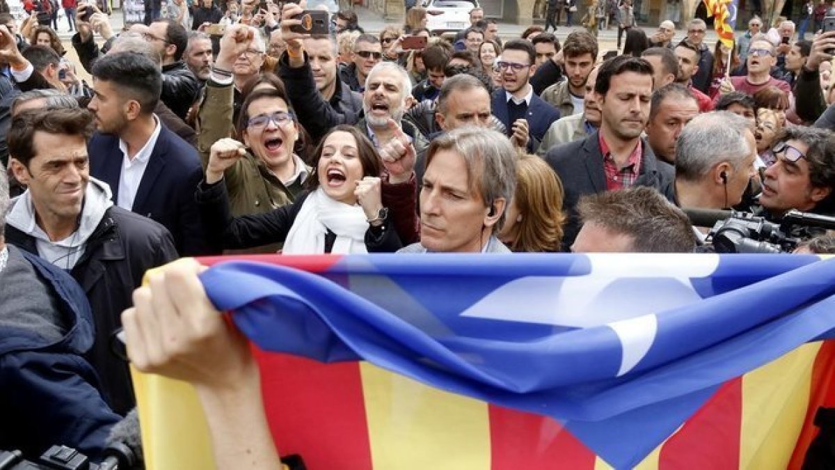 Arrimadas, con bufanda blanca, en Vic.-