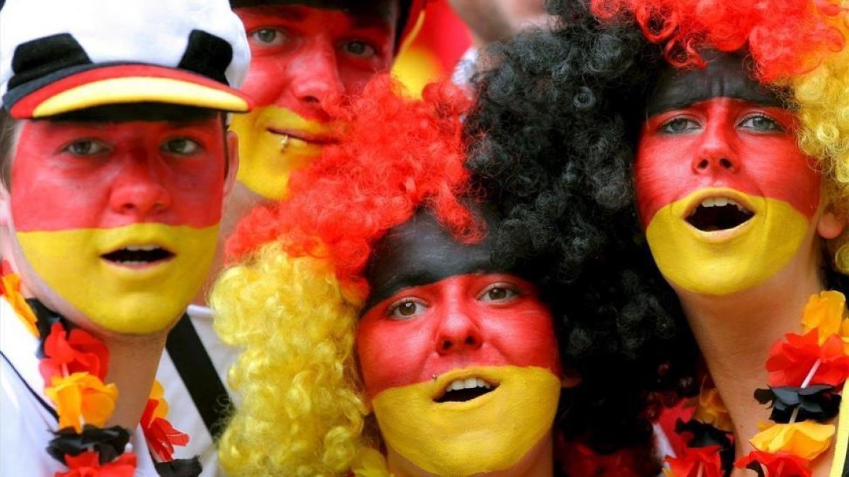 Aficionados alemanes animan a su seleccion en un partido de fútbol.-/ EFE / ARNE DEDERT