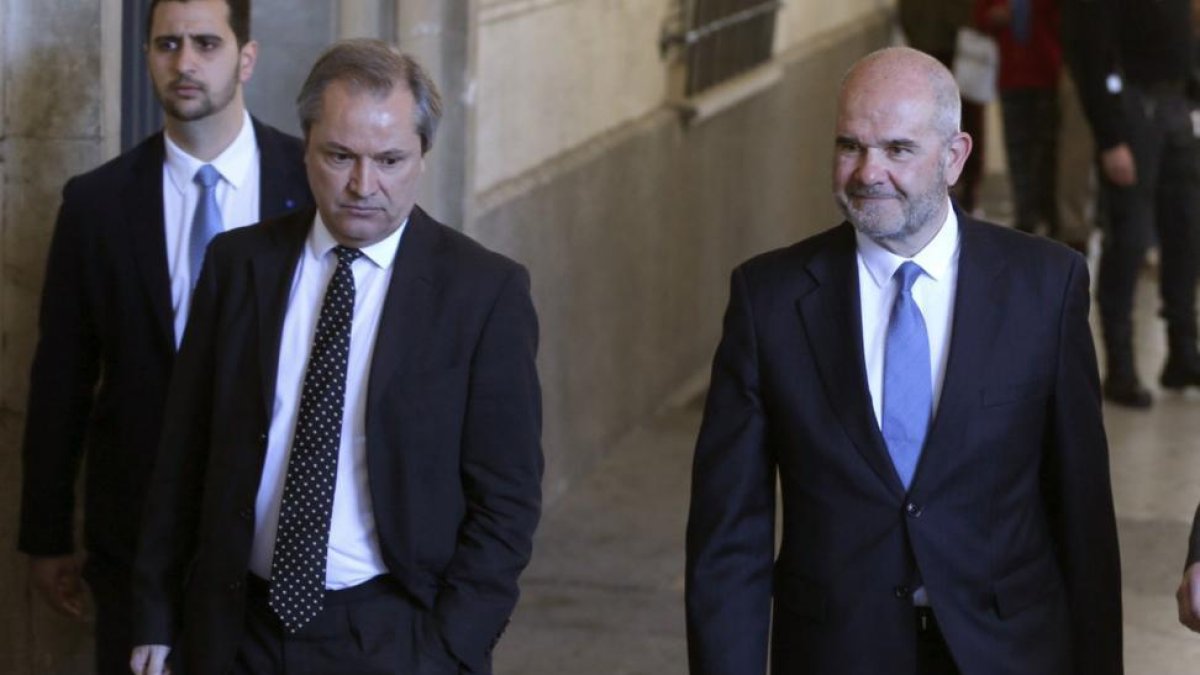 El expresidente de la Junta de Andalucía, Manuel Chaves (a la derecha), a su llegada al juzgado de instrucción número 6 de Sevilla para prestar declaración ante el juez Álvaro Martín por el caso de los ERE.-EFE / JOSÉ MANUEL VIDAL