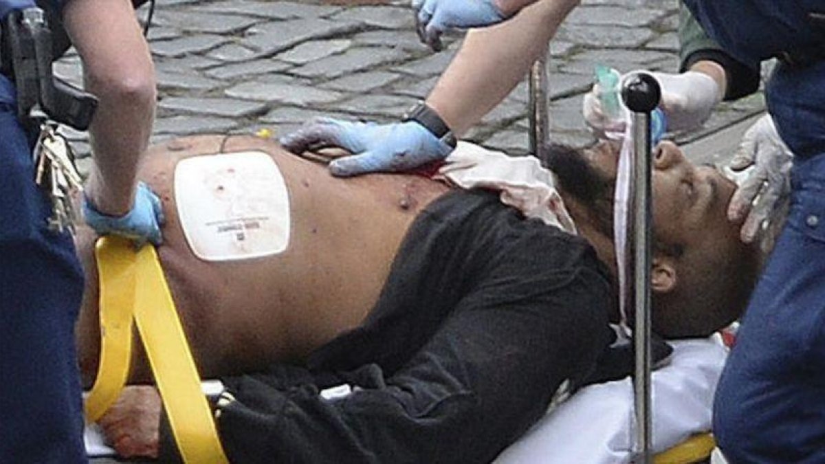Khalid Masood, atendido en una camilla tras perpetrar el atentado.-AP / Stefan Rousseau