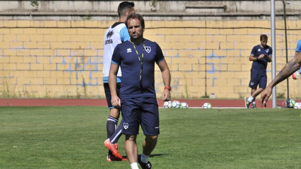 Arrasate en un entreno en el césped del anexo de Los Pajaritos.-Valentín Guisande