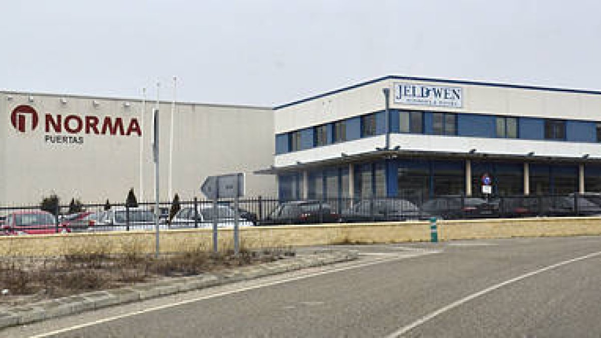 Exterior de la planta con los logotipos de Norma y Jeld Wen. / VALENTÍN GUISANDE-