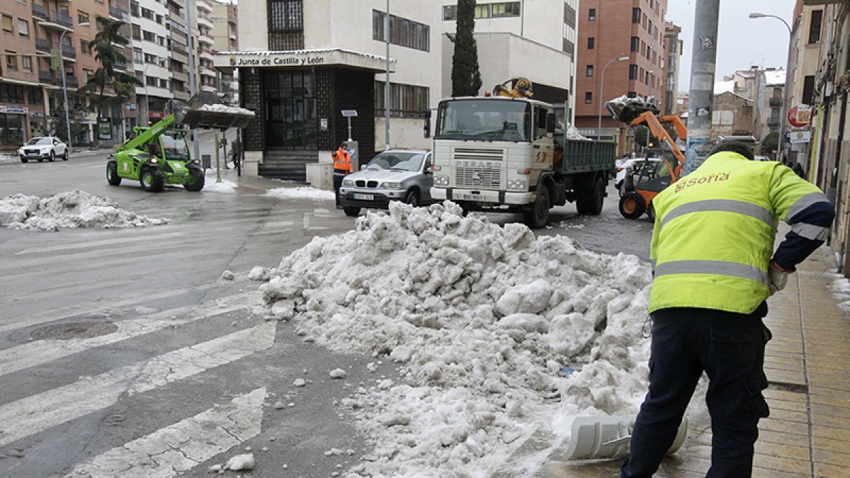 Retirada de hielo, ayer en la capital soriana. LUIS ÁNGEL TEJEDOR