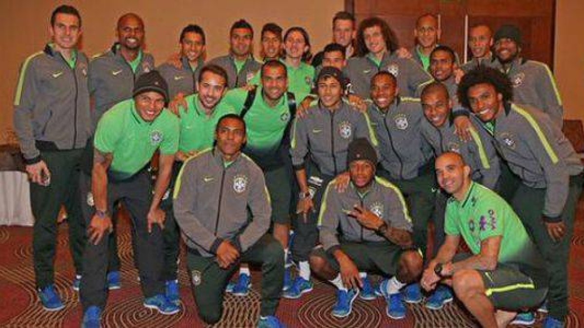 Neymar posa con sus compañeros de la selección brasileña antes de dejar la competición.-Foto: CBF