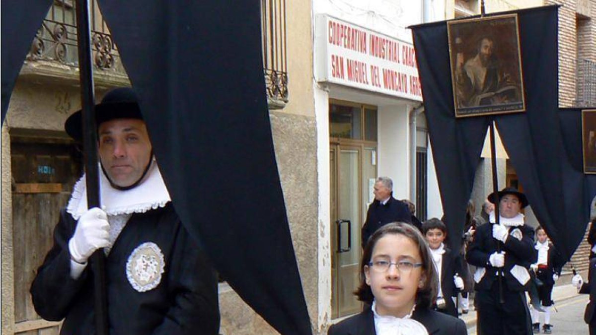 Los actos del Viernes Santo de Ágreda cuentan con la declaración de Interés Turístico Regional por su originalidad y tradición, ya que en ellos desfilan los denominados felipecuartos, que son cofrades de la Vera Cruz que visten esos trajes desde el siglo-/ V.G.