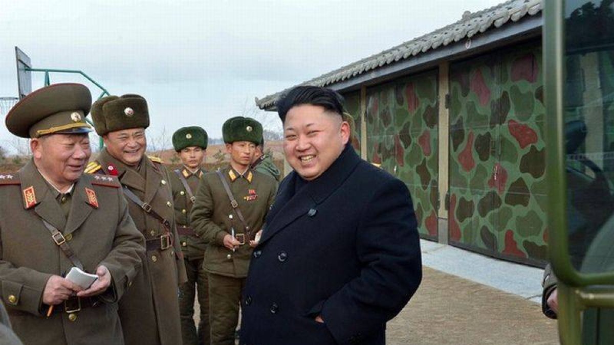 Kim Jong-un visita a una unidad del Ejército de Corea del Norte, el pasado diciembre.-Foto: AFP / KNS