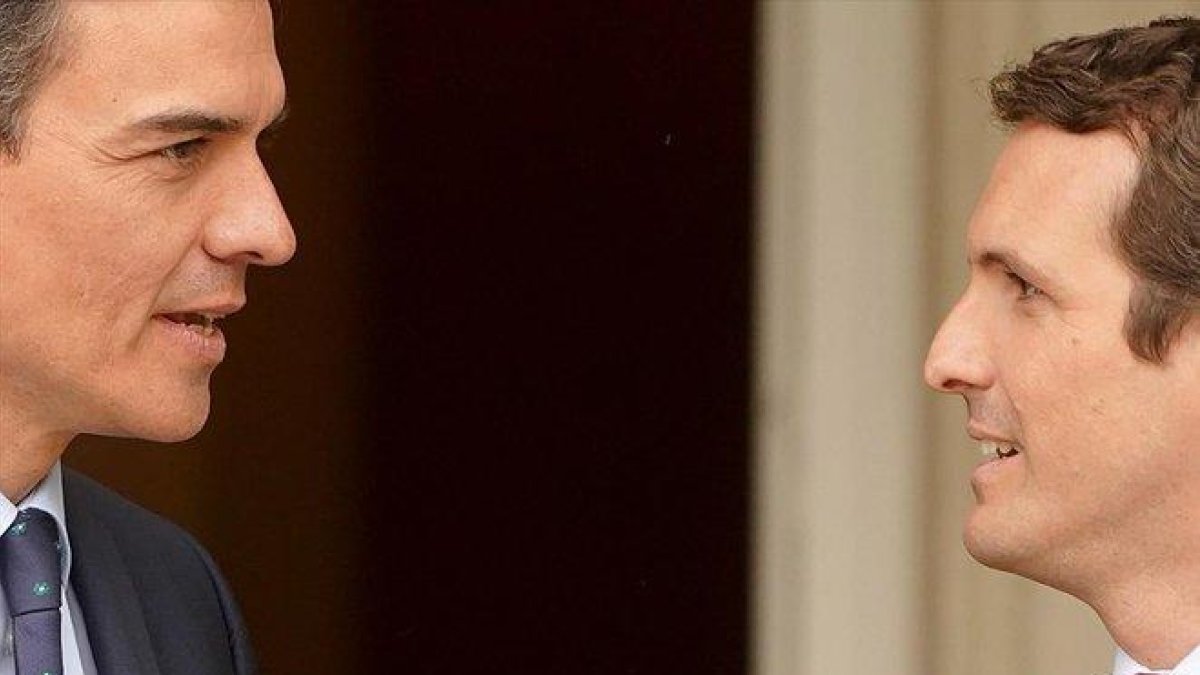 El presidente del Gobierno, Pedro Sánchez, junto al líder del PP, Pablo Casado, en Moncloa.-JOSÉ LUIS ROCA