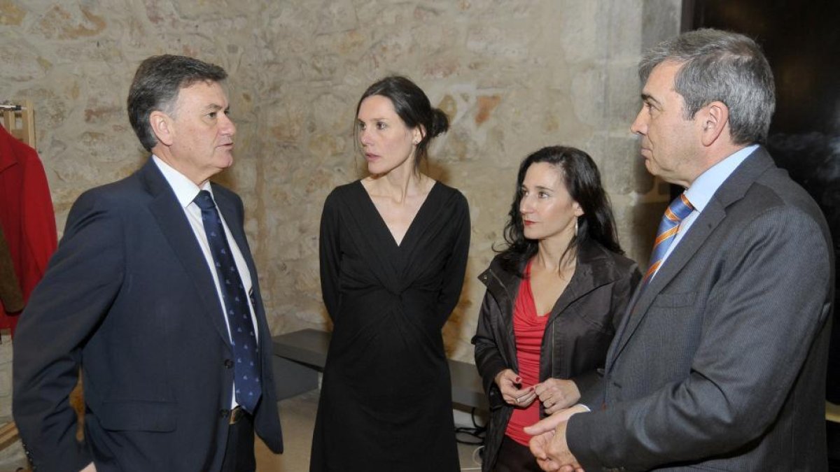 El presidente del patronato del Museo de Arte Contemporáneo Esteban Vicente, Francisco Vázquez, y la directora del museo, Ana Doldán de Cáceres, dialogan con integrantes del patronato del Museo de Arte Contemporáneo Esteban Vicente-Ical