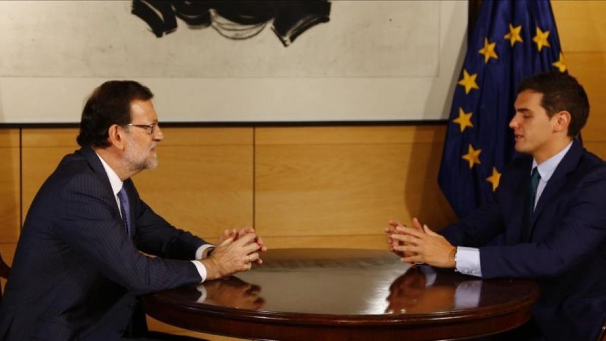 El presidente en funciones y líder del PP, Mariano Rajoy, con el jefe de Ciudadanos, Albert Rivera, la pasada semana en el Congreso.-AGUSTIN CATALÁN