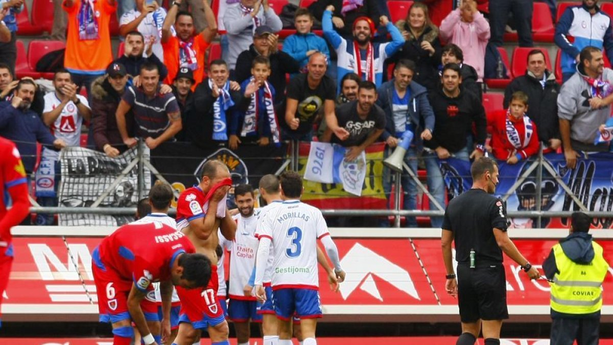Escassi y Unai Medina se lamentan tras encajar un gol durante uno de los partidos de esta temporada.-MARIO TEJEDOR