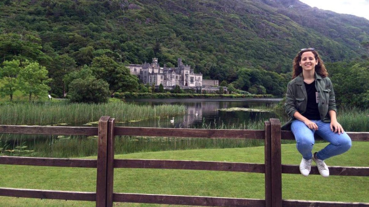 Mónica con el castillo de Kylemore Abbey, en Connemara (condado de Galway), al fondo.-