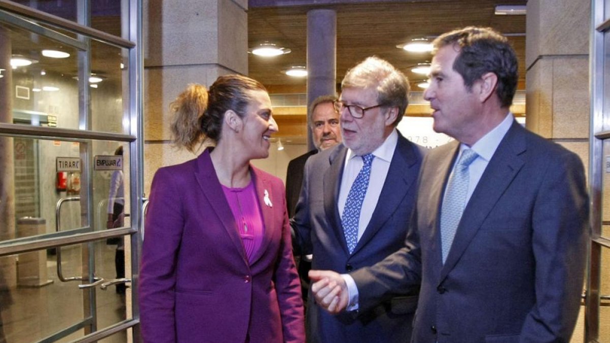 Barcones, Aaparicio y Garamendi charlan en la entrada al acto.-MARIO TEJEDOR