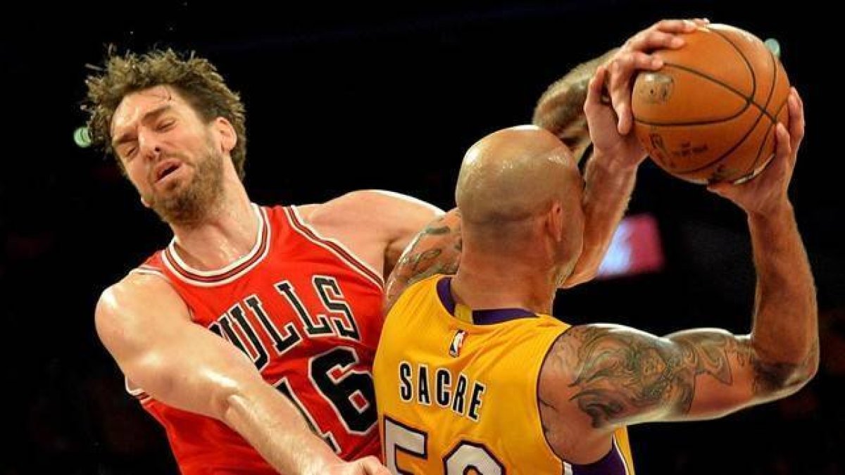 Pau Gasol se lleva un golpe de Sacre.-Foto: AFP / MARK RALSTON